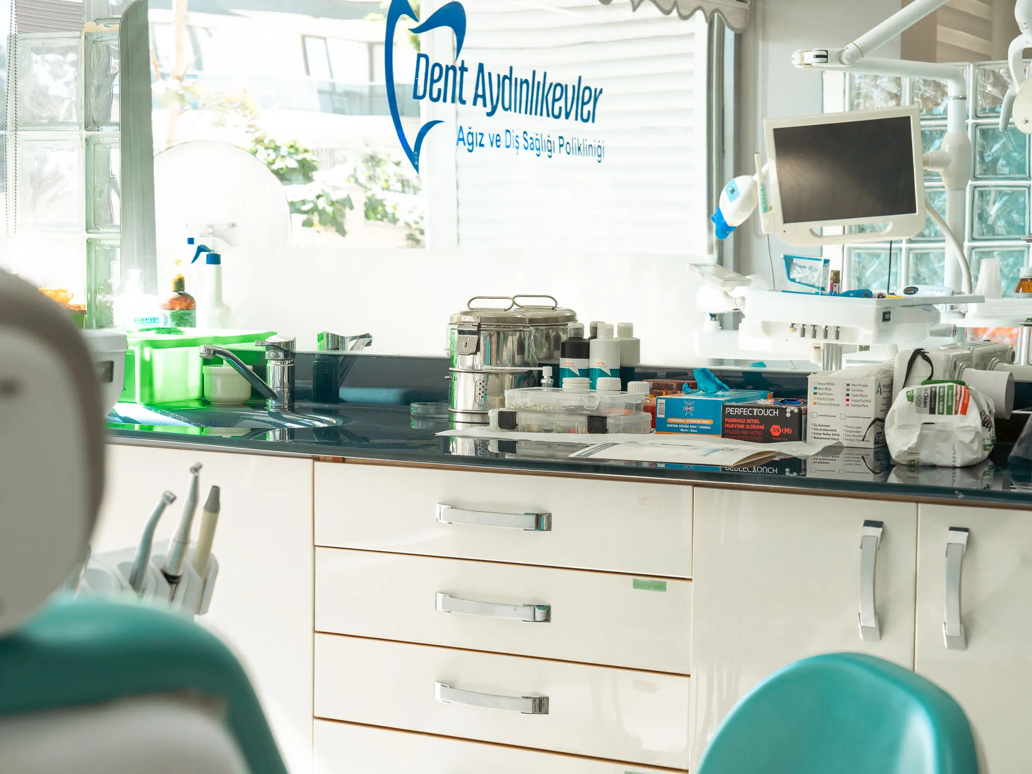 Dent Aydınlıkevler kliniğinde tedavi odası ve klinik tabelası