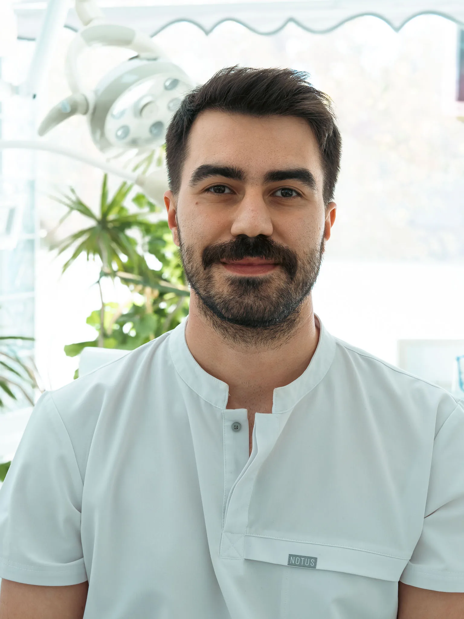 Dent Aydınlıkevler kliniğinde beyaz formalı diş hekimi