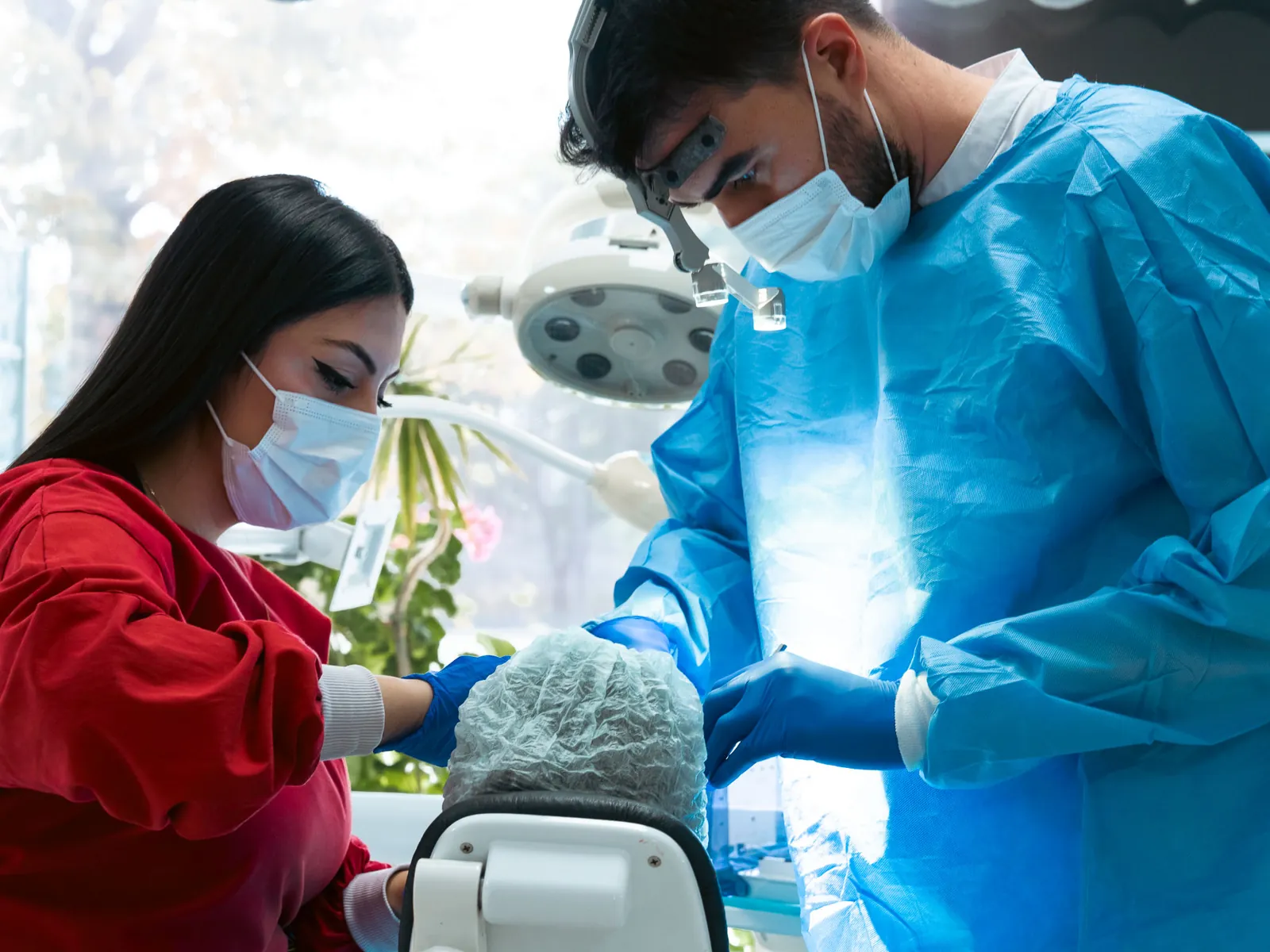 Dent Aydınlıkevler kliniğinde hekim ve asistanın hastayla çalışması